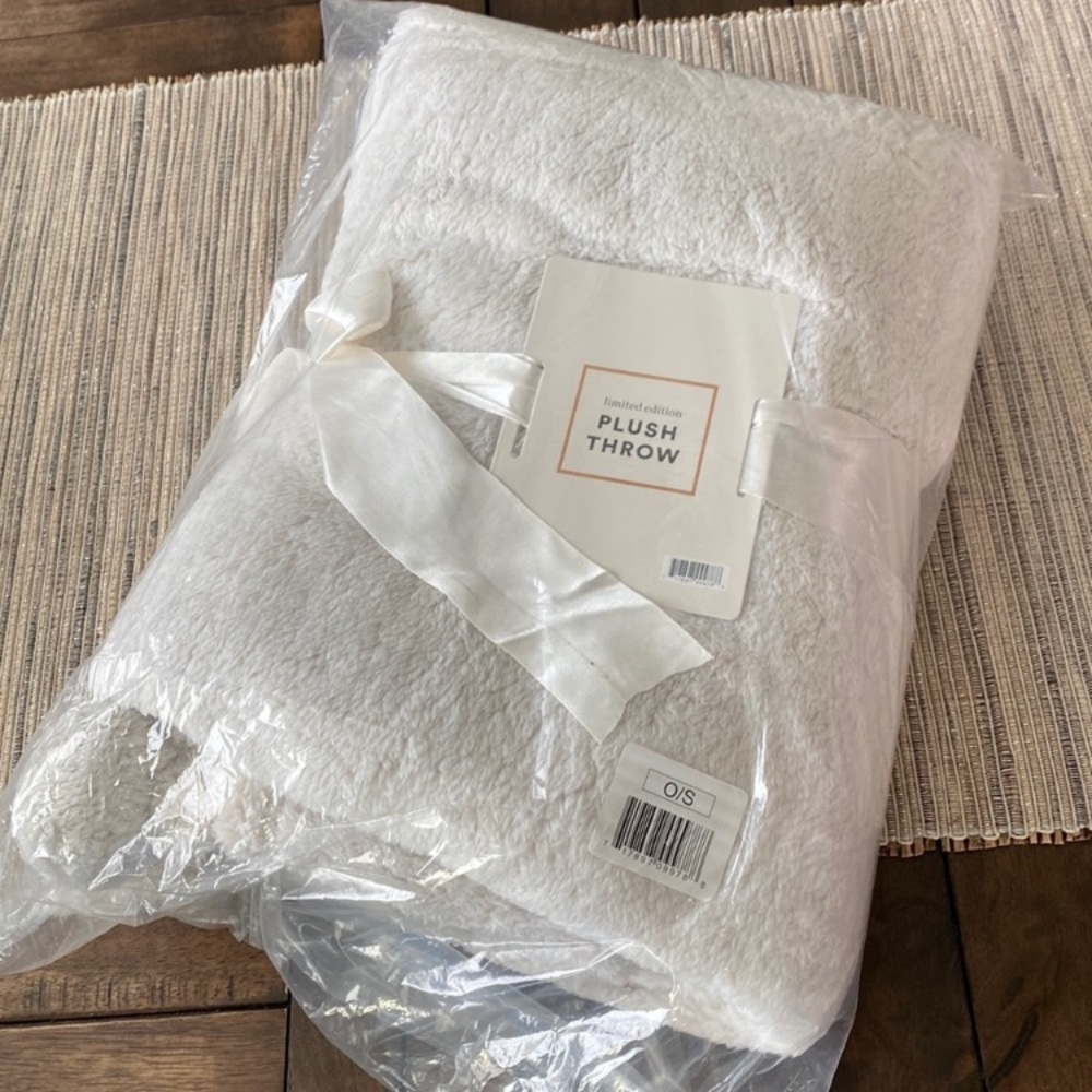 ‼️ PLUSH THROW BLANKET